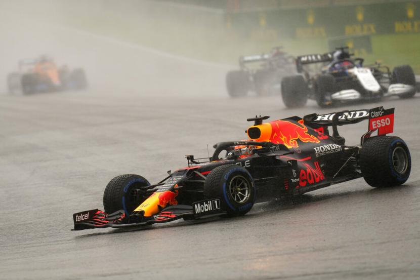 Pembalap Red Bull Max Verstappen memimpin pada balapan GP Belgia di Spa Spa yang terganggu cuaca buruk, Ahad (29/8).