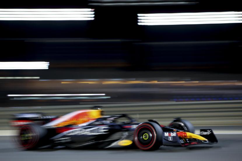 Pembalap Red Bull Max Verstappen saat berlaga di GP Bahrain di Sirkuit Sakhir, Ahad (20/3/2022) lalu.