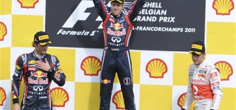 Pembalap Red Bull, Sebastian Vettel, meloncat di podium usai menjuarai Grand Prix F1 di sirkuit Spa-Francorchamps, Belgia, Ahad (28/8).