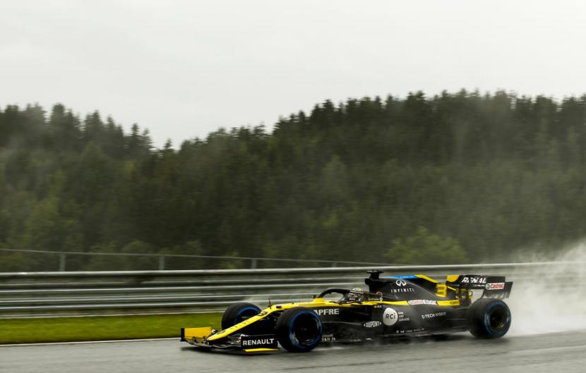 Pembalap Renault David Ricciardo, saat berlaga di GP Austria, Ahad (12/7).
