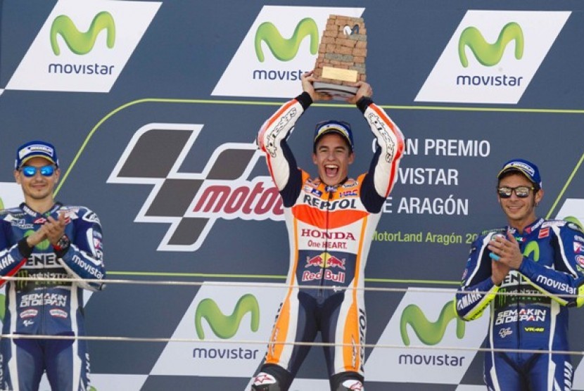 Pembalap Repsol Honda Marc Marquez (tengah) menjadi juara di sirkuit Aragon, Spanyol, Ahad (25/9). Marquez sementara memimpin klasemen MotoGP 2016.