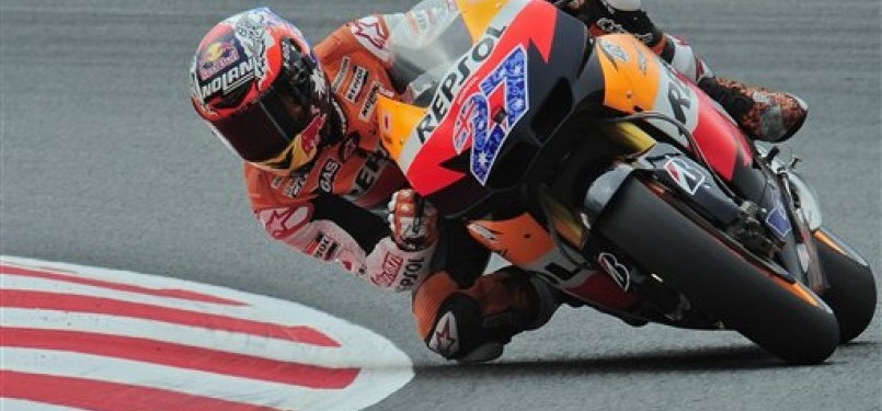 Pembalap Repsol Honda, Casey Stoner, ketika mengikuti sesi latihan bebas hari Jumat, di sirkuit Montmelo, Spanyol.