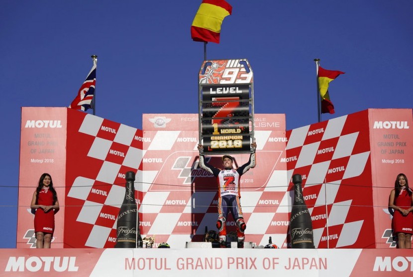 Pembalap Repsol Honda, Marc Marquez berada di podium GP Jepang di Sirkuit Motegi, Ahad (21/10).