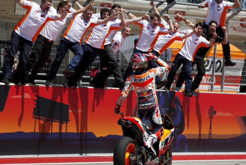 Pembalap Repsol Honda Marc Marquez dan timnya merayakan kemenangan beberapa waktu lalu.