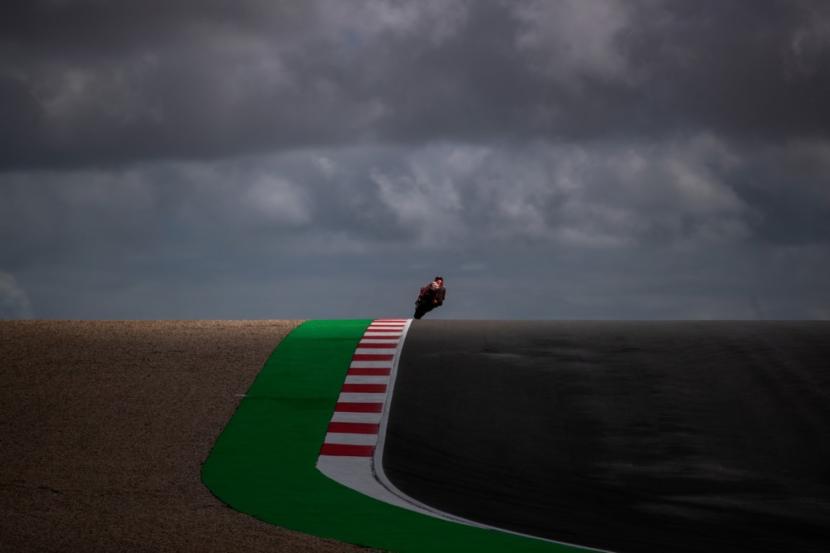 Pembalap Repsol Honda Marc Marquez ketika sedang menunggangi motornya dalam sebuah balapan MotoGP di Portugal pada 2022 lalu. 
