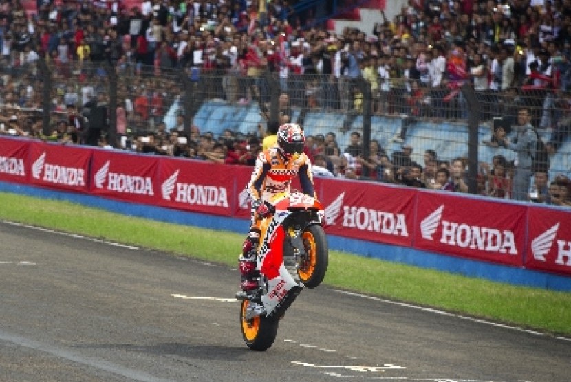 Pembalap Repsol Honda Marc Marquez memacu motor RC213V di lintasan Sirkuit Sentul, Bogor, Selasa (21/10).