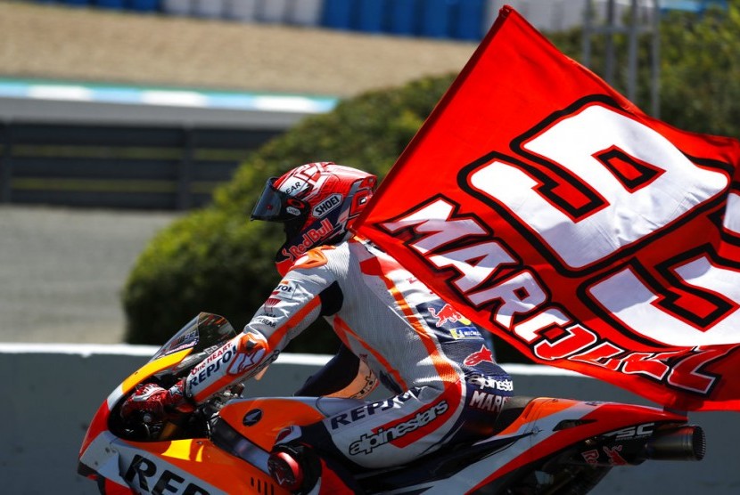 Pembalap Repsol Honda, Marc Marquez merayakan kemenangan di GP Spanyol, di Sirkuit Jerez, Ahad (6/5).