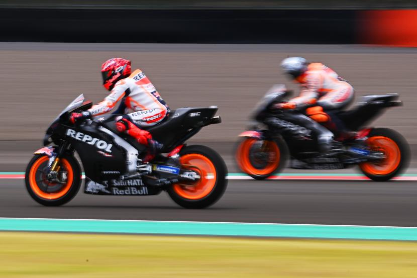 Pembalap Repsol Honda Team MotoGP Marc Marquez (kiri) dan Pol Espargaro memacu kecepatan sepeda motornya di Pertamina Mandalika International Street Circuit, Lombok Tengah, NTB, Jumat (18/02/2022). 