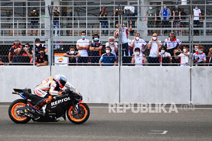 Pembalap Repsol Honda Team MotoGP Pol Espargaro berlatih start pada hari kedua tes pramusim MotoGP 2022 di Pertamina Mandalika International Street Circuit, Lombok Tengah, NTB, Sabtu (12/2/2022). Sesi tes pramusim di sirkuit Mandalika tersebut akan berlangsung hingga Minggu (13/2/2022). 