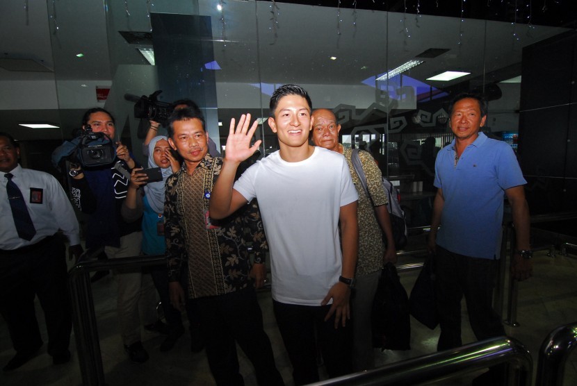 Pembalap Rio Haryanto melambaikan tangan ketika akan berangkat ke Barcelona melalui terminal 2 Bandara Internasional Soekarno Hatta, Tangerang, Banten, Jumat (19/2).