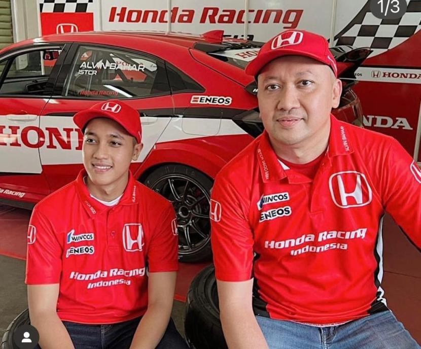 Pembalap senior Honda Racing Indonesia, Alvin Bahar (kanan) dan putranya Avila Bahar. 