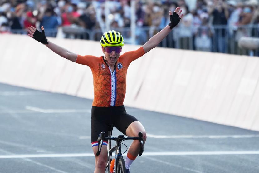 Pembalap sepeda Belanda Annemiek van Vleuten secara keliru merayakan kemenangan dalam ajang road race putri di Olimpiade Tokyo setelah finis kedua, Ahad (27/7).