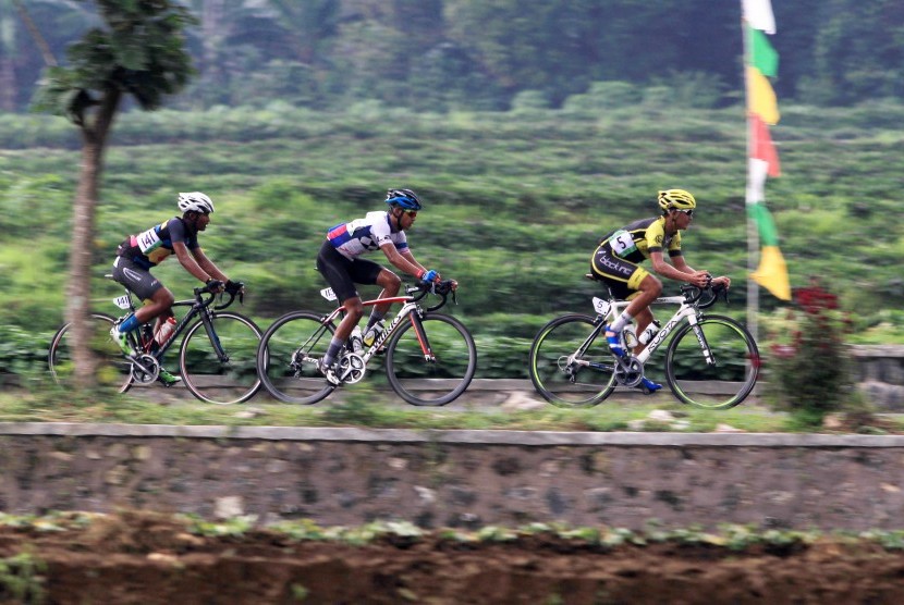 Pembalap sepeda beradu kecepatan pada etape pertama Tour de Linggarjati 2016 di Kuningan, Jawa Barat, Jumat (28/10). 