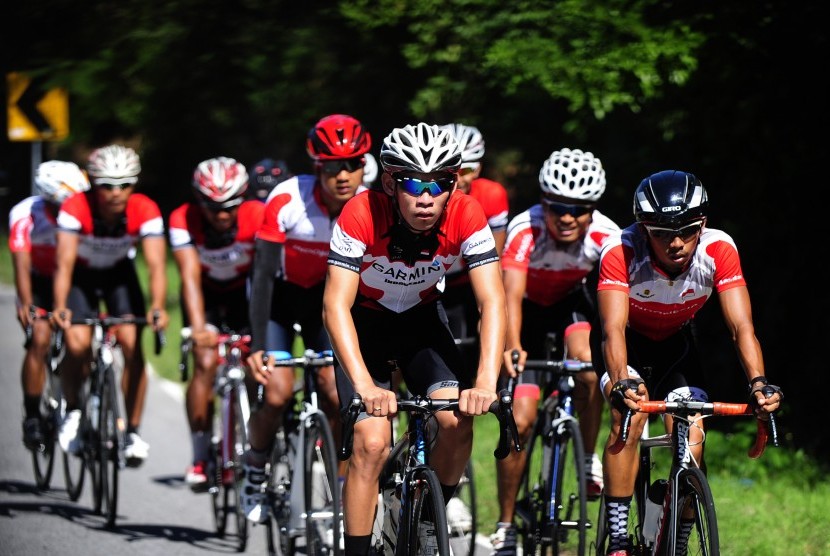  Pembalap sepeda dari Timnas Indonesia dan Prima Indonesia melakukan latihan jelang etape pertama Tour de Flores di Larantuka, Flores Timur, NTT, Rabu (18/5). (Antara/Wahyu Putro A)