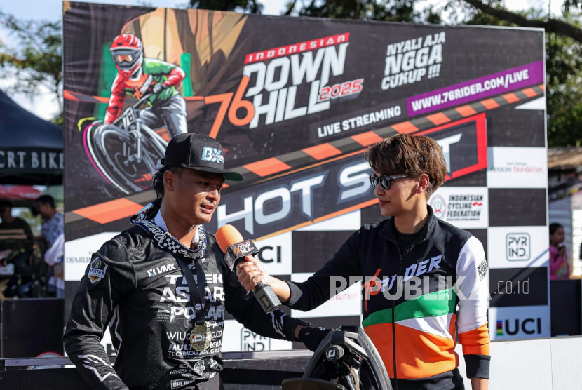 Pembalap sepeda gunung Andy Prayoga (kiri) yang saat ini menjadi pemuncak klasemen Men Elite 76 Indonesian Downhill (IDH) 2025.