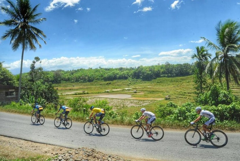 Pembalap sepeda mengikuti Tour de Singkarak 2016.