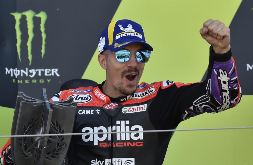 Pembalap Spanyol Maverick Vinales dari Aprilia Racing merayakan di podium setelah finis kedua dalam balapan MotoGP di Grand Prix Sepeda Motor Inggris di arena pacuan kuda Silverstone, di Silverstone, Inggris, Ahad, 7 Agustus 2022. 