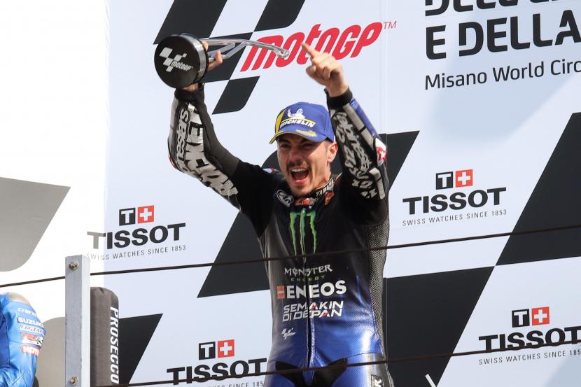Pembalap Spanyol Maverick Vinales dari Monster Energy Yamaha MotoGP merayakan di podium setelah memenangkan balapan MotoGP dari Emilia Romagna dan Riviera Di Rimini Motorcycling Grand Prix di Sirkuit Dunia Misano Marco Simoncelli, di Misano, Italia, 20 September 2020. 