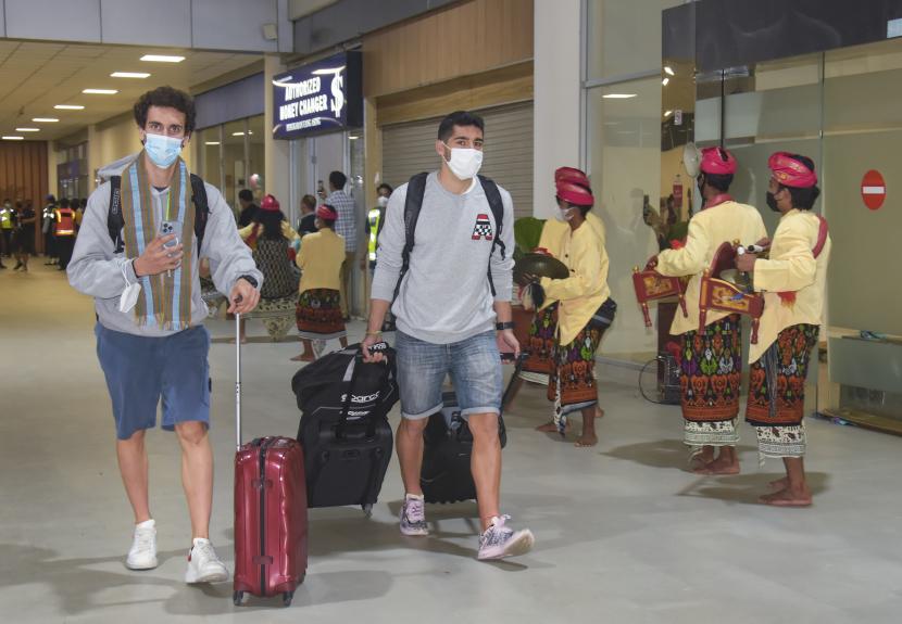Pembalap Suzuki Ecstar Alex Rins (kiri) tiba di Bandara Internasional Lombok (BIL) di Praya, Lombok Tengah, NTB, Rabu (16/3/2022). Angkasa Pura menyatakan pergerakan penumpang saat ini masih tetap stabil, meski harga tiket pesawat mengalami kenaikan.
