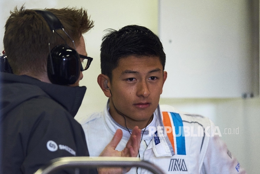 Pembalap tim Manor Formula 1 asal Indonesia, Rio Haryanto, mendengarkan masukan dari timnya saat menjalani tes pramusim hari kedua di sirkuit Catalunya, Barcelona, Spanyol, Rabu (24/2).AP Photo/Siu Wu