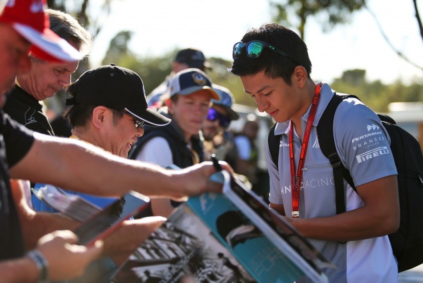 Pembalap tim Manor Racing F1 asal Indonesia Rio Haryanto memberikan tanda tangan kepada penggemar jelang seri perdana Formula 1 2016 di Sirkuit Albert Park Melbourne, Australia, Kamis (17/3).