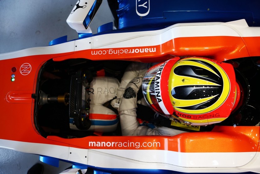 Pembalap tim Manor Racing F1 asal Indonesia Rio Haryanto bersiap melakukan sesi latihan pada seri perdana Formula 1 2016 di Sirkuit Albert Park Melbourne, Australia, Jumat (18/3).