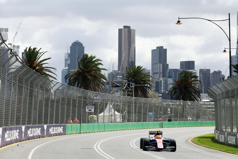 Pembalap tim Manor Racing F1 asal Indonesia Rio Haryanto melaju saat sesi latihan pada seri perdana Formula 1 2016 di Sirkuit Albert Park Melbourne, Australia, Jumat (18/3).