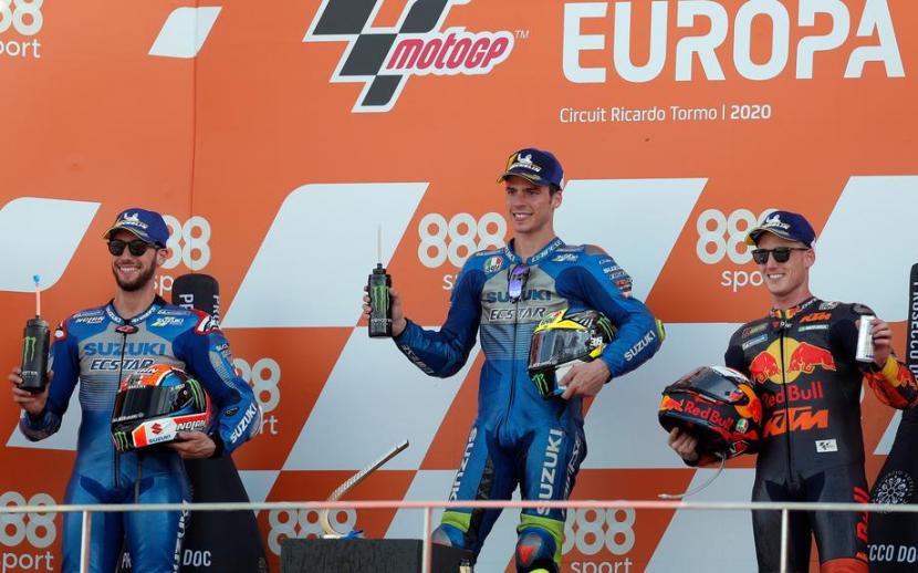 Pembalap tim Suzuki Ecstar, Joan Mir (tengah) meraih juara di GP Eropa di Sirkuit Ricardo Tomo, Valencia, Ahad (8/11).