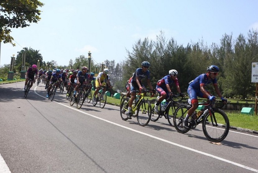 Pembalap Tour de Singkarak 2019 melewati etape 1 dari Kota Pariaman menuju Istano Basa Pagaruyung, Batusangkar, Sabtu (2/11)|