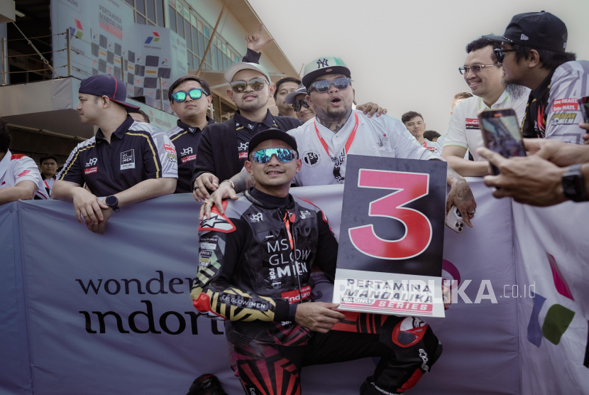 Pembalap utama tim MS Glow For Men Racing Team meraih dua Podium 3 pada kategori Superpoe Race 60cc dan MRS 600cc pada kelas National Supersport 600cc pada ajang Pertamina Mandalika Racing Series (MRS) 2025 beberapa waktu lalu.
