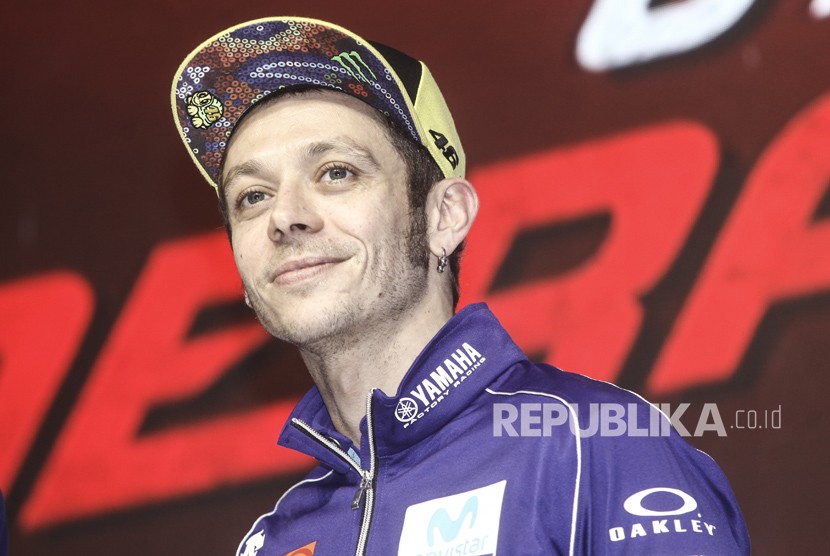 Pembalap Yamaha MotoGP Valentino Rossi menghadiri peluncuran motor terbaru Yamaha Lexi di Jakarta, Jumat (26/1). 