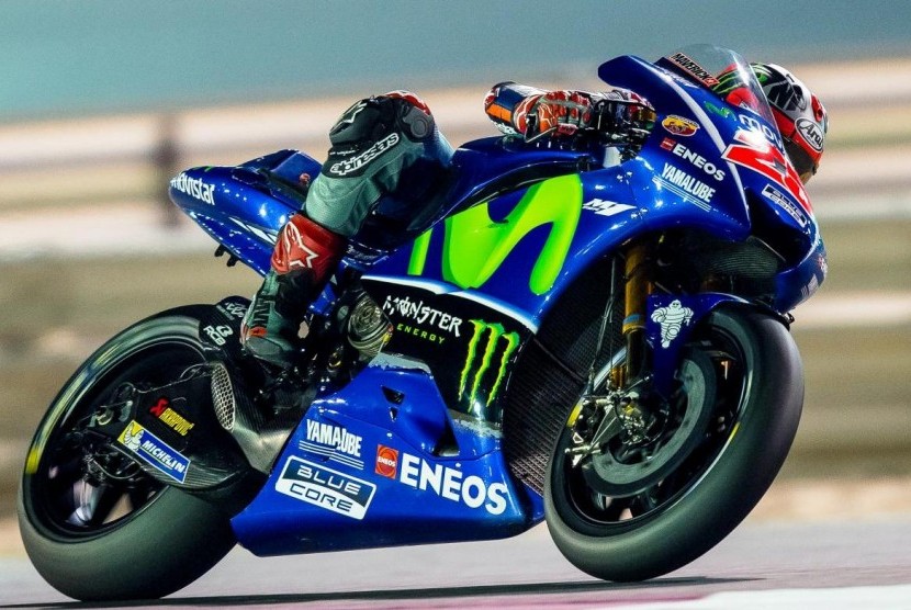 Pembalap Yamaha Movistar, Maverick Vinales pada tes pramusim di sirkuit Losail, Qatar. 