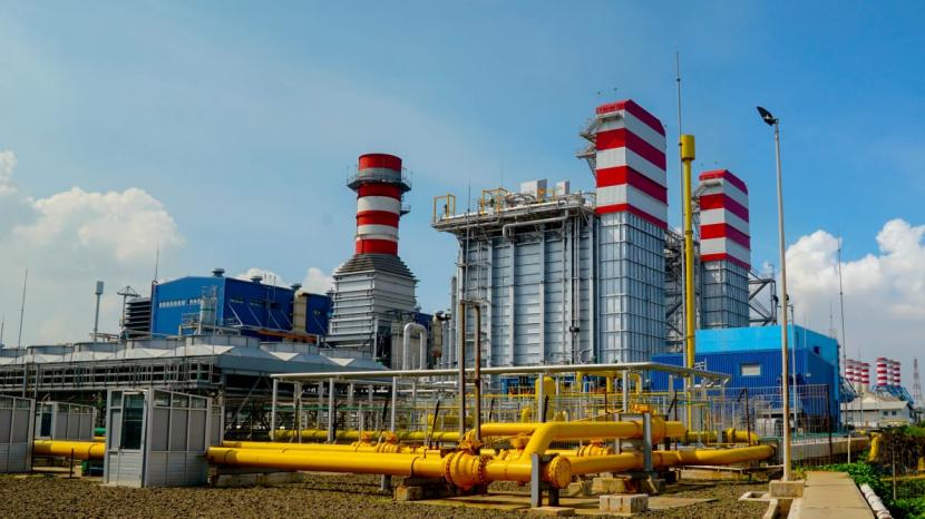 PT PLN (Persero) terus mendukung upaya pemerintah dalam mempercepat transisi energi nasional. Salah satu upaya yang dilakukan adalah dengan menyerap produksi listrik ramah lingkungan sebesar 275 megawatt (MW) yang dihasilkan Pembangkit Listrik Tenaga Gas Uap (PLTGU) Riau yang dikelola PT Medco Ratch Power Riau.