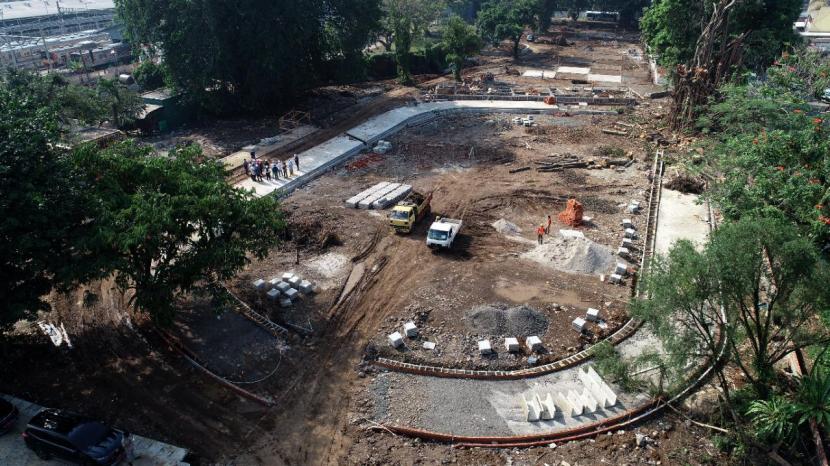 Pembangunan Alun-alun Kota Bogor di eks Taman Topi. 