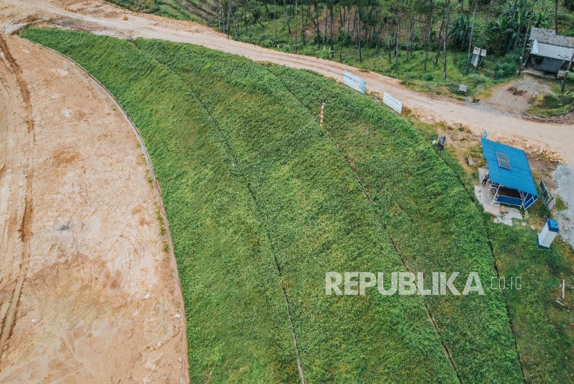 Pembangunan Bendungan Bagong di Trenggalek menggunakan teknologi hydroseeding yang ramah lingkungan.