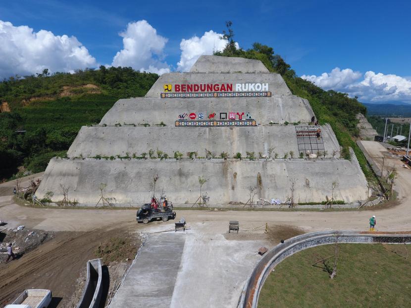 Pembangunan Bendungan Rukoh Paket Dua yang terletak di Kabupaten Pidie, Aceh, hampir selesai. PT Waskita Karya (Persero) Tbk sebagai kontraktor proyek tersebut mengungkapkan, realisasi pembangunannya telah mencapai 96,20 persen.