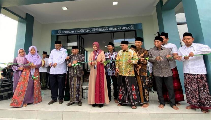 Pembangunan Gedung Sekolah Tinggi Ilmu Kesehatan (STIKes) KHAS Kempek Cirebon, Jawa Barat, Sabtu (19/11/2022).