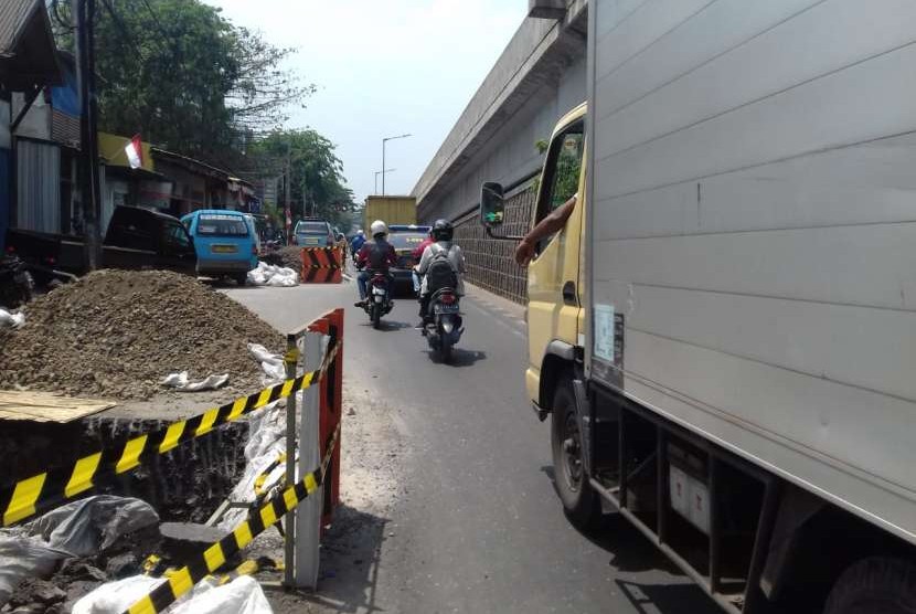 Pembangunan gorong-gorong di jalan Daan Mogot, Jakarta Barat. Pembangunan ini menyebabkan kemacetan parah dari pagi hingga malam hari, Jumat (14/9).