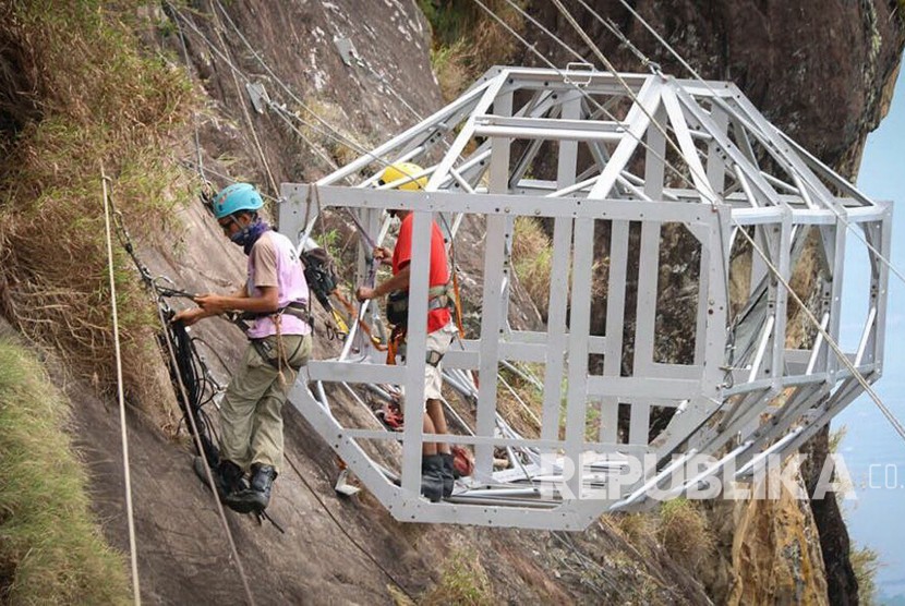 Pembangunan hotel menggantung (skylodge) di Gunung Parang, Kecamatan Tegalwaru, Purwakarta, terus dikebut. Targetnya hotel ini selesai akhir 2017 ini.