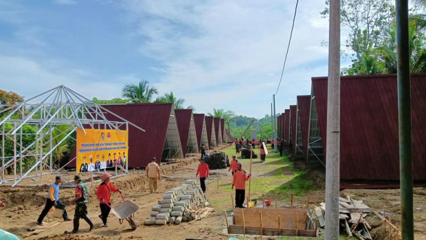 Pembangunan hunian sementara (Huntara) untuk korban bencana tanah bergerak di Desa Karanggintung, Kecamatan Gandrungmangu, Kabupaten Cilacap. 