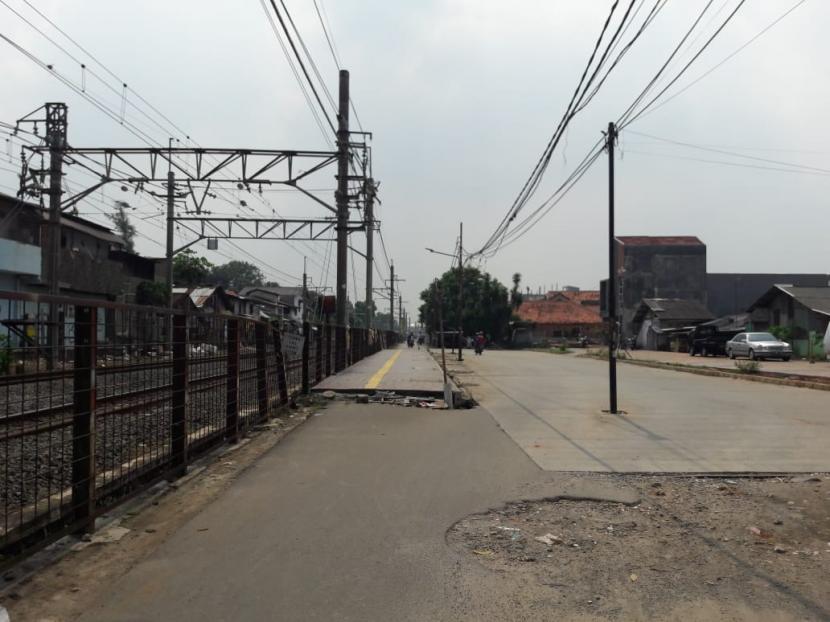 Pembangunan jalan tembusan di Jalan Kemuning menuju Pasar Minggu terhenti di samping gedung  SD 011 Pejaten Timur. 