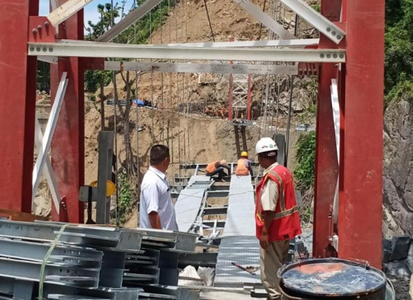 Pembangunan Jembatan Gantung Darurat Gladak Perak yang dibangun di lokasi bekas reruntuhan Gladak Perak, Desa Sumberwuluh Kecamatan Candipuro Kabupaten Lumajang, Jawa Timur sudah menunjukan progres. 