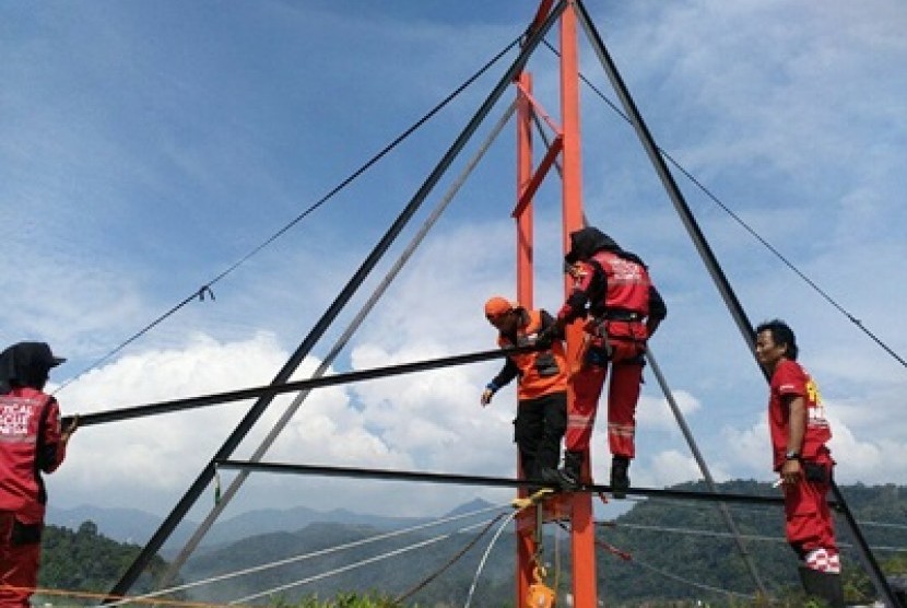 Pembangunan Jembatan Harapan di Kabupaten Sumedang, Jawa Barat.