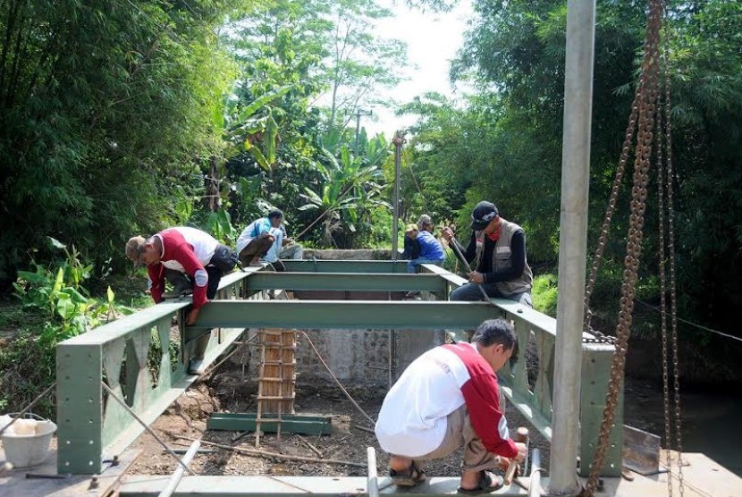 Pembangunan jembatan kehidupan di Pandeglang, Banten.