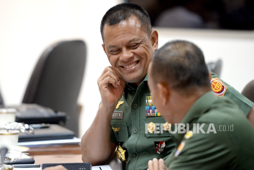 Panglima TNI Jenderal Gatot Nurmantyo menghadiri rapat terbatas bersama presiden di Kantor Presiden, Jakarta, Selasa (23/2).
