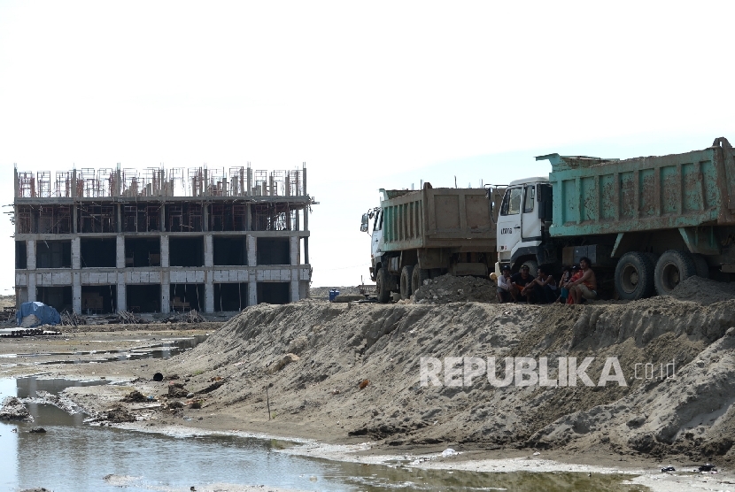 Pembangunan Lahan Reklamasi Dihentikan. Bangunan ruko yang terhenti pembangunannya di kawasan reklamasi pulau C dan D di Pantai Indah Kapuk ,Jakarta, Rabu (4/5). (Republika/Wihdan Hidayat)