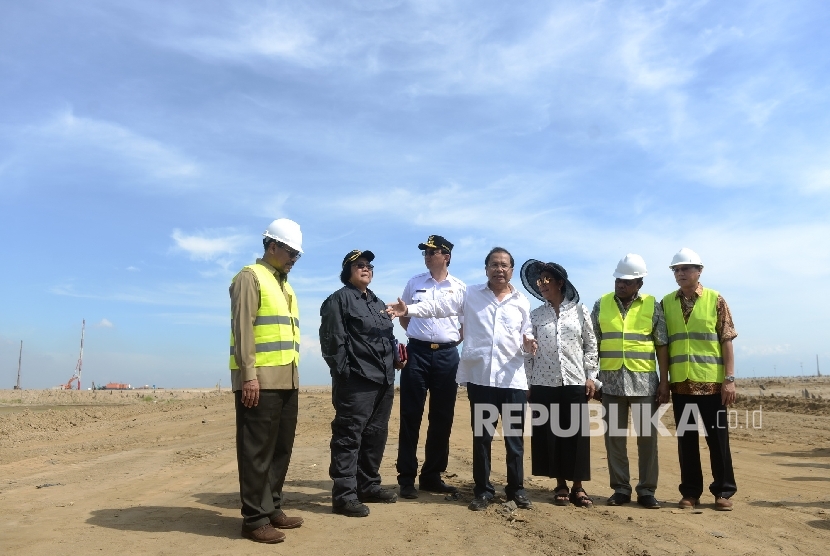 Pembangunan Lahan Reklamasi Dihentikan. (dari kedua kiri) Menteri KLH Siti Nurbaya, Gubernur DKI Basuki Tjahaja Purnama, Menko Maritim Rizal Ramli, dan Menteri Kelautan dan Perikanan Susi Pudjiastuti saat melihat kawasan reklamasi Pulau C dan D di Pantai I