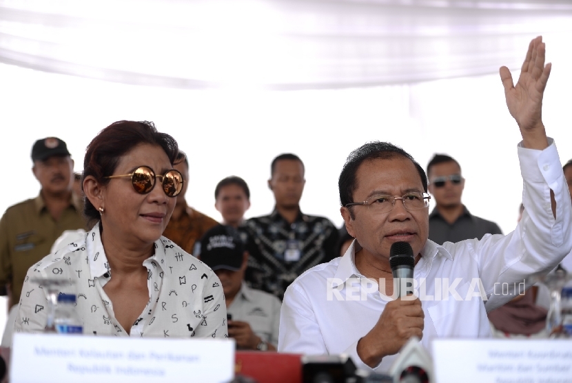 Menteri Kelautan dan Perikanan Susi Pudjiastuti bersama Menko Maritim Rizal Ramli