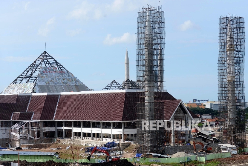Pembangunan Masjid Raya jakarta di Daan Mogot, Cengkareng, Jakarta Barat, Ahad (8/1).