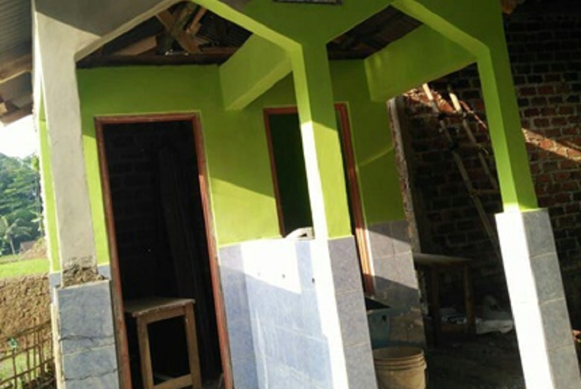 Pembangunan MCK inisiasi Rumah Zakat di Pondok Pesantren di Desa Bojong, Sukabumi.